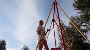 учу делать прыжки с качели в длину#прыжки#качели#обучалка