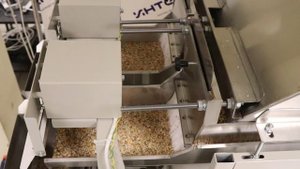 Дозатор весовой для сыпучей продукции. Дозатор МДВ-21 с транспортёром и бункером-питателем.