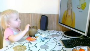Майя 2,2 смотрит Карточки Домана на DVD от Умницы