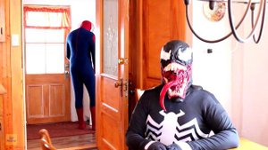 Холодное сердце, Человек-паук и Ариэль против Урсулы! Розовая девочка-паук! Супергерой в реальной жи