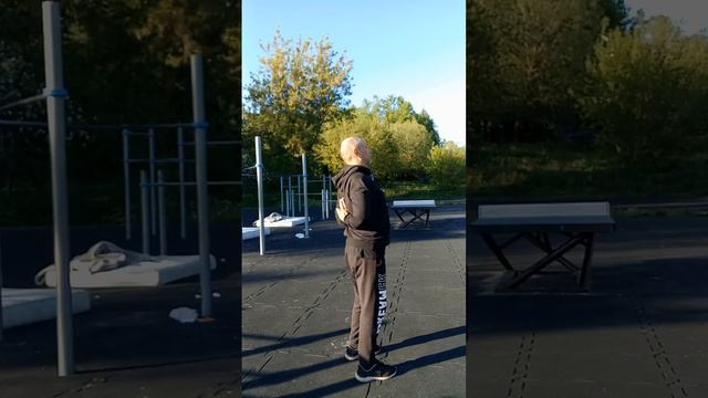 соединить ладони за спиной