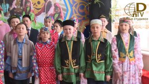 “Тамчы” балалар фольклор ансамбле «Бәйрәм бүген» җырын башкара