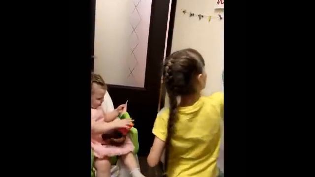 Умнички Женя (8 лет) и Катя (1 год 4 месяца) изучают цвета и оттенки