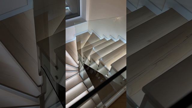 Деревянная лестница из массива бука с подсветкой и закалённым стеклом. Часть 3
