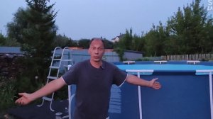 сливаем воду из бассейна с помощью подручных средств