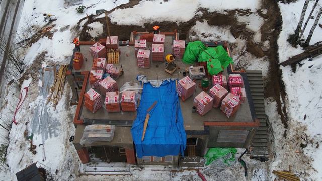 Дом в замковом стиле, кладка кирпичных стен