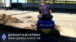 Копаем траншею под фундамент маленьким экскаватором.