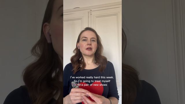 Как сказать на английском «побаловать себя чем-то»?