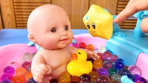 Мультики для малышей. Развивающие игрушки.  Кукла-пупс в ванночке