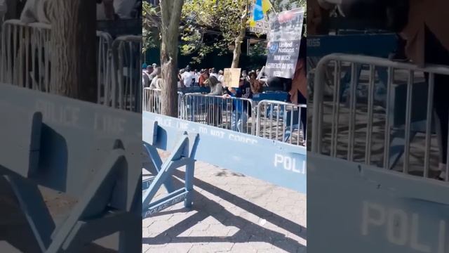 Антиукраинская акция протеста прошла у здания ООН в Нью-Йорке