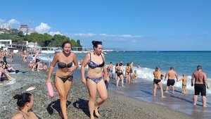 Бархатный сезон в Крыму. Центральный пляж Алушты. Конец сентября 2024 Соц опрос на улице