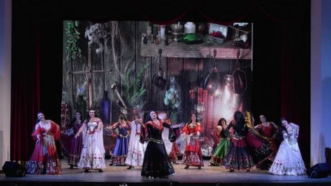 Ежедневно меняется мода. Театр цыганского танца и песни «ШАТРИЦА». Ольга Смирнова.