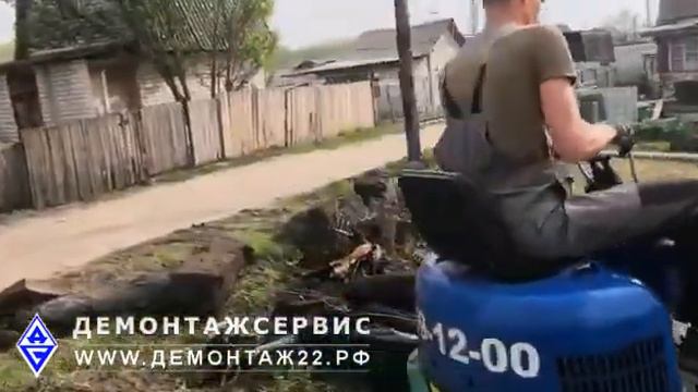 Демонтаж фундамента маленьким экскаватором.