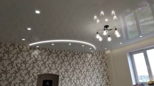 Светильники и световая линия с ПДУ на натяжном потолке