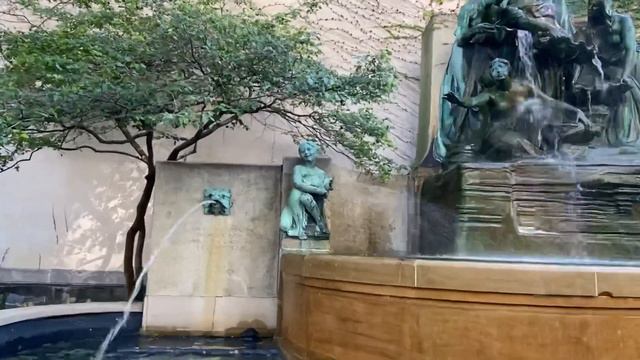 In the Art Institute of Chicago garden: the Fountain of the Great Lakes (1913), by Lorado Taft смотреть онлайн