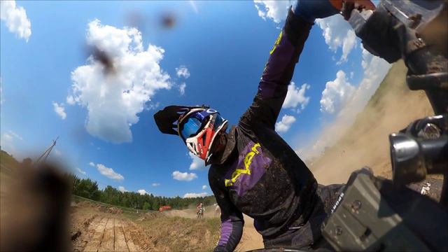 Мотокросс. Жесткий старт. Борьба на треке. Камера на гонщике. смотреть онлайн