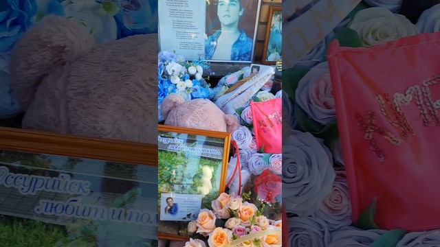 около могилы Юрия Шатунова поклонники образовали стену памяти в память о легенде