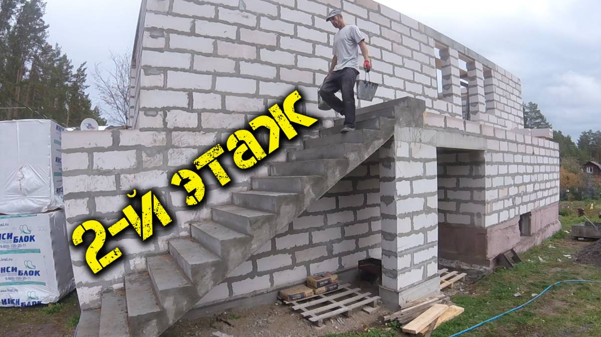 Кладка второго этажа с оконными перемычками.