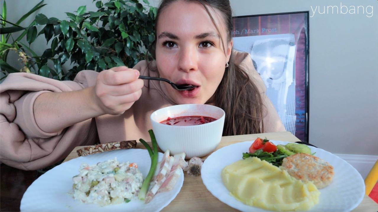 МУКБАНГ КАК ВЫДЕРЖИВАТЬ КРИТИКУ? борщ и котлеты с пюре НЕПРОШЕНЫЕ СОВЕТЫ mukbang