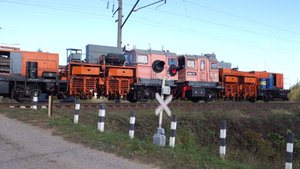 Сплотка двух путевых машин ПМГ следует по перегону Окская - пост 325-й километр