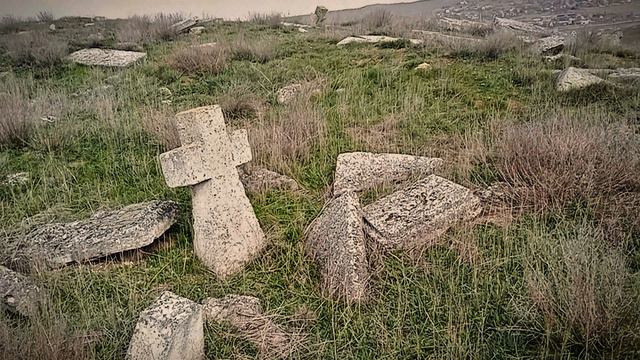 По старинному кладбищу...