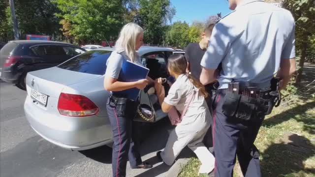 🔥Несовершеннолетняя цыганка пыталась убежать от полиции, и была задержана за попрошайничество.🔥 смотреть онлайн