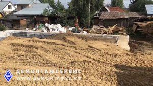 Мини-погрузчик засыпает глиной фундамент