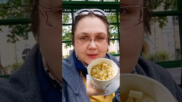 Сырный стакан покорил меня на фермерской ярмарке. Лучшая закуска и десерт ко всему.