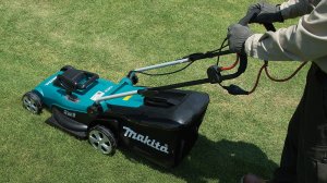 Работает газонокосилка Makita. Стрижка ровного газона машинкой.