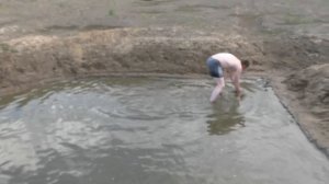 В ЭТОЙ ЛУЖИ НЕ МЕРЕНО РЫБЫ! ЛОВИМ РЫБУ РУКАМИ В ЛУЖЕ!