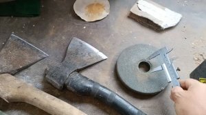 при колхозиваю наждачный круг на токарный станок затачивать топорики, вытачиваю крепление "щёчки"