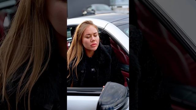 Она его очень напугала😂
