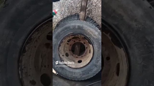 Шиномонтаж...качаем колесо