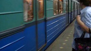 Прибытие состава из вагонов типа Е на станцию Смоленская Филёвской линии