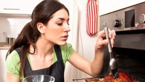 Девушки на кухне — Будет жарко