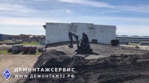 Демонтаж старой кровли на крыше производственного здания