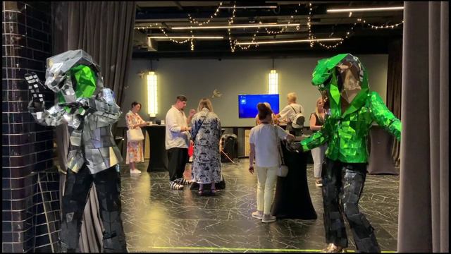 Зеркальные ходулисты-змеи — символ 2025 года! Новогоднее шоу в Москве от GO SHOW"