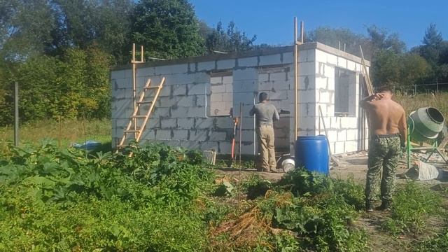 кладка блоков закончина, дело встало за крышей