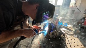 Делаем выхлоп на старом Mercedes-Benz в автосервисе.