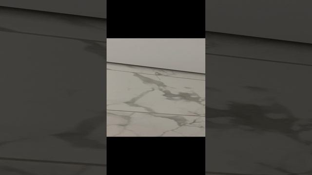 Как выглядит парящий натяжной потолок без подсветки и при ее включении.