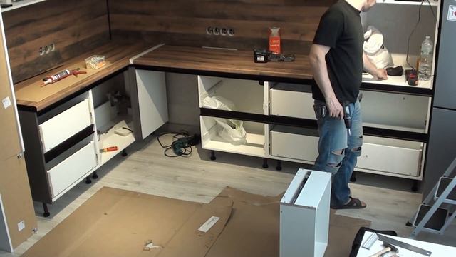 Большая кухня в не большой квартире. смотреть онлайн