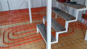 Провели #электропроводка и залили #теплыеполы в доме #своимируками #сэндвичпанели #теплый пол