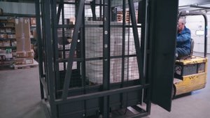 Шахтный подъемник в металлокаркасной шахте