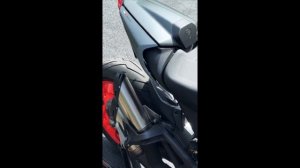 Ducati Monster 937 с прямоточным пайпом и штатным глушителем