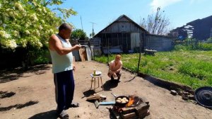 Жизнь в деревенской глубинке. Жарим котлеты на костре во дворе. Сочные и вкусные с дымком