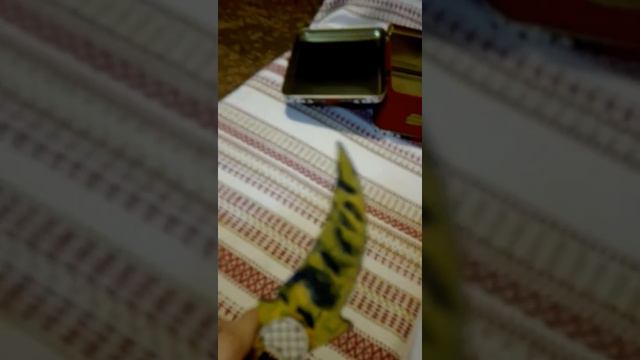 2 Керамбита и з игры CS-GO , один из дерева , а другой из бумаги смотреть онлайн