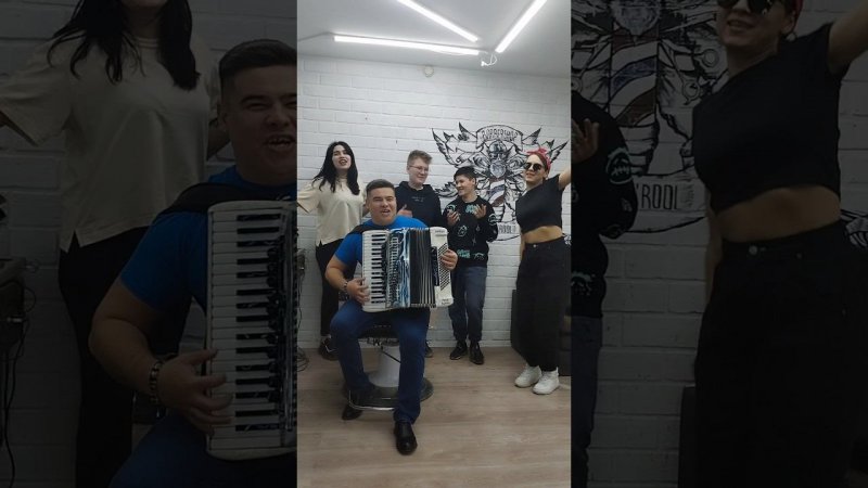 Молодёжь жжёт под БЕЛЫЕ РОЗЫ #akboys #вездесаккордеоном #павелегоров