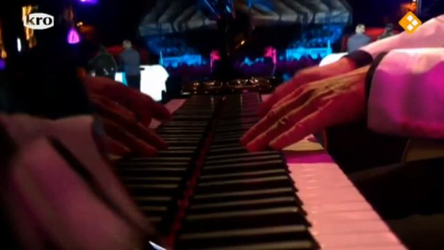 Edsillia Rombley ft. Dennis van der Geest - Let It Snow смотреть онлайн