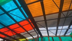 Профилированный поликарбонат цвета на навесе