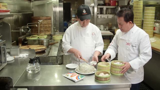 People Cooking Things: How to Make Har Gaw, with Martin Yan смотреть онлайн